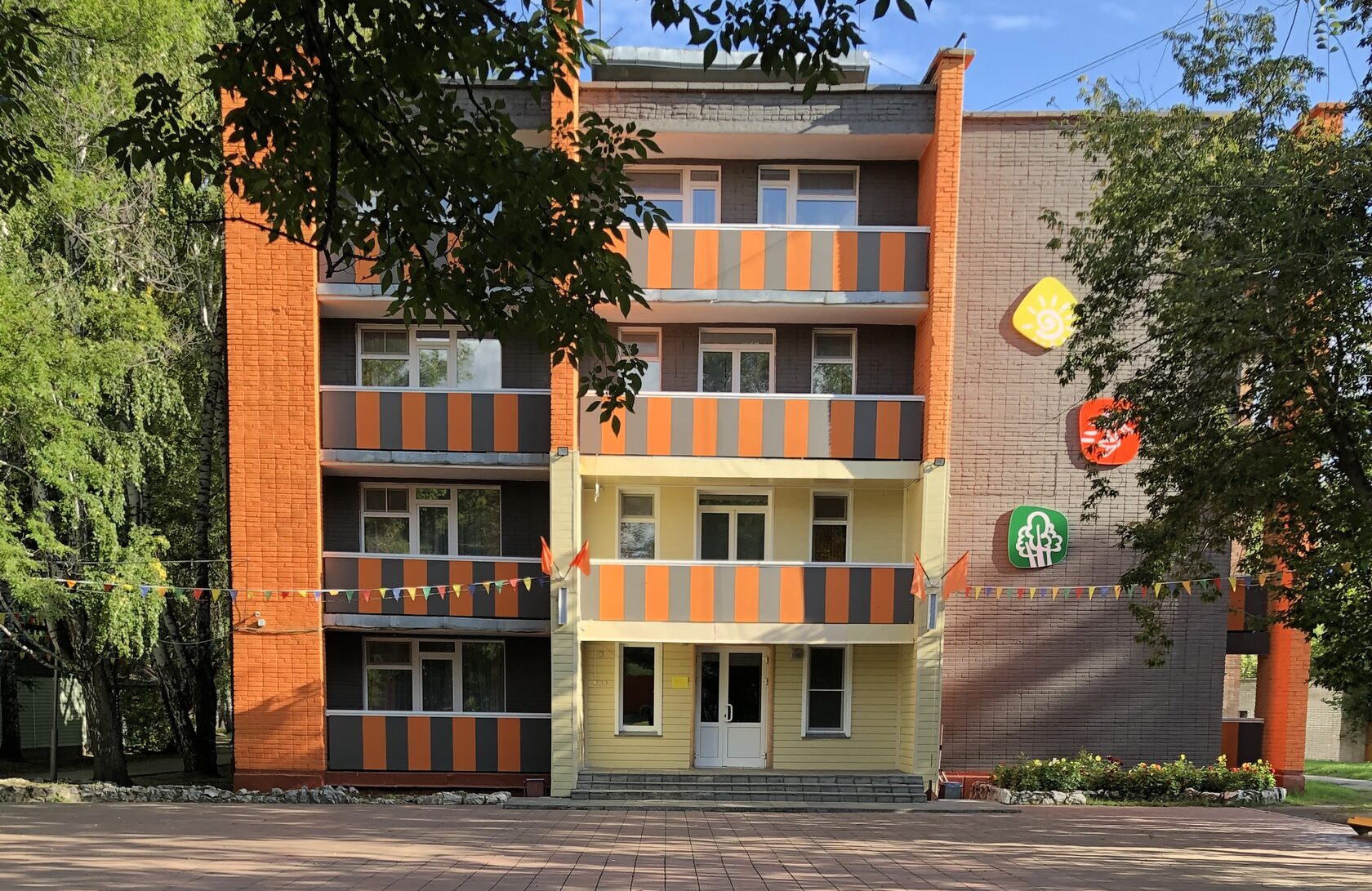 Главный корпус СВС с оранжевыми балконами